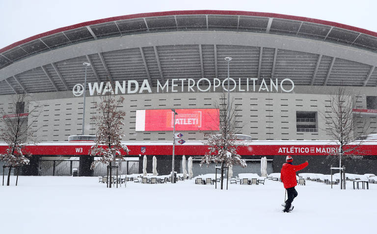 Vista externa do estádio Wanda Metropolitano, em Madrid, com muita neve 