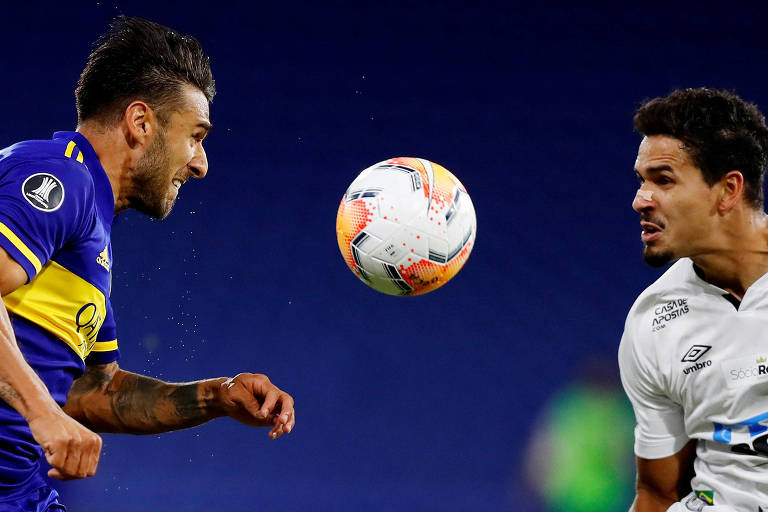 Lucas Veríssimo disputa bola com o argentino Eduardo Salvio durante partida entre Santos e Boca Juniors na última quarta (6)
