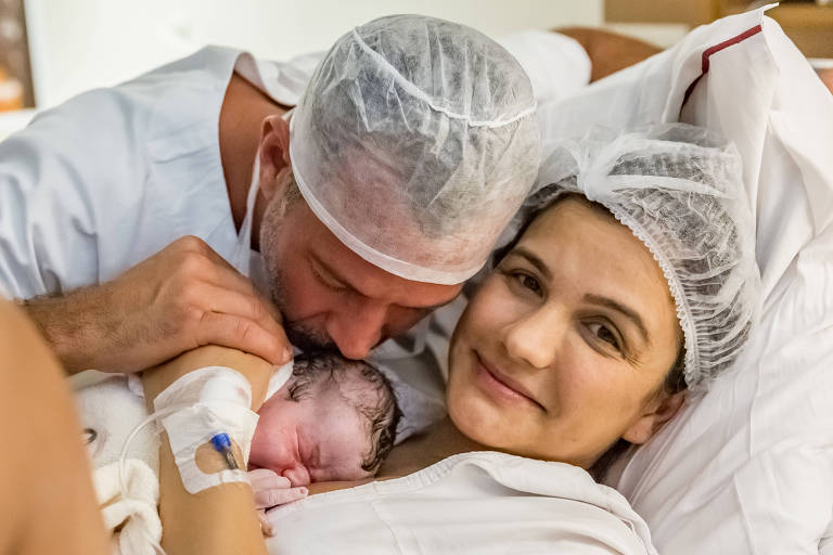 Malvino Salvador e Kyra Gracie com o bebê Rayan