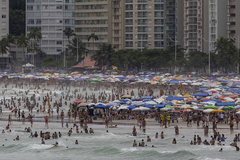 Praia das Pitangueiras, no Guarujá, lotada no início do ano, às vésperas da segunda onda da pandemia