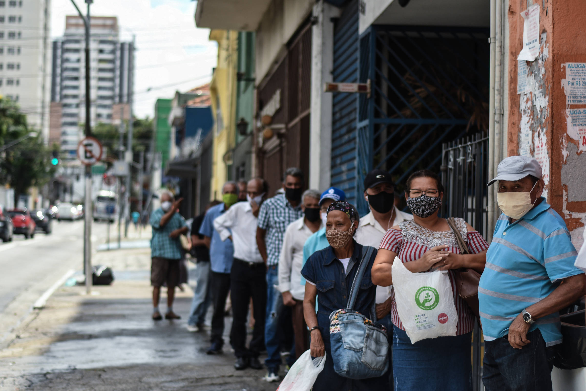 Auxílio emergencial é lançado com valor menor do que em 2020; entenda regras