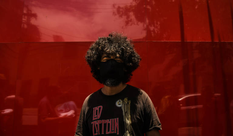 Plínio José Parente Filho, 42 anos, pedreiro, era uma das dezenas de pessoas na Fila do restaurante "Bom Prato", em Santana, zona norte de SP, na última quarta (6). Ele recebia o auxílio emergencial para complementar a renda, já que não está conseguindo trabalho durante a pademia.