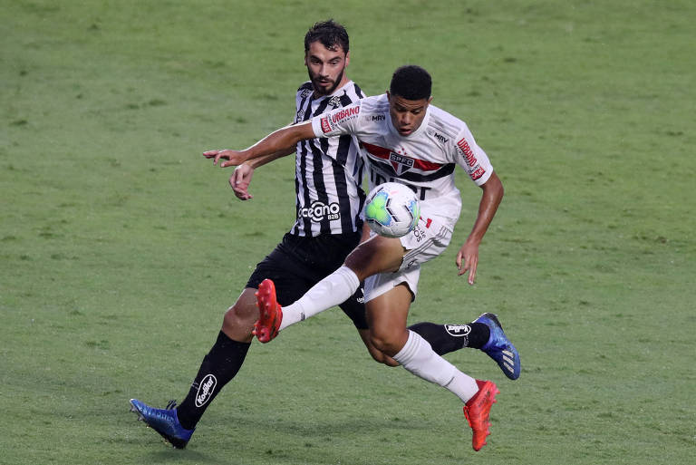 Gabriel Sara disputa  a bola com Laércio durante a derrota do São Paulo por 1 a 0 para o Santos neste domingo (10)