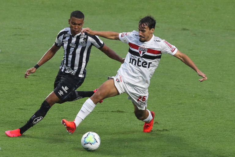 Igor Gomes disputa a bola com Madson durante vitória do Santos sobre o São Paulo neste domingo (10), no Morumbi