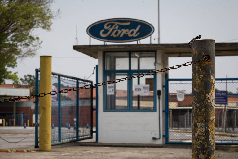 Justiça do Trabalho paralisa demissões da Ford na Bahia e em Taubaté