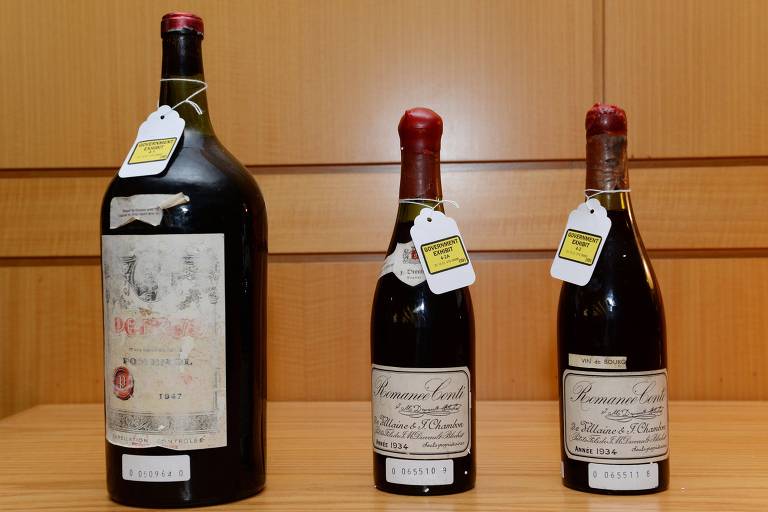 Três garrafas de vinho aparentando serem bem antigos 