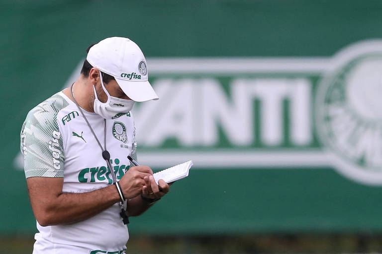 Treinador Abel Ferreira faz anotações durante o treino do Palmeiras