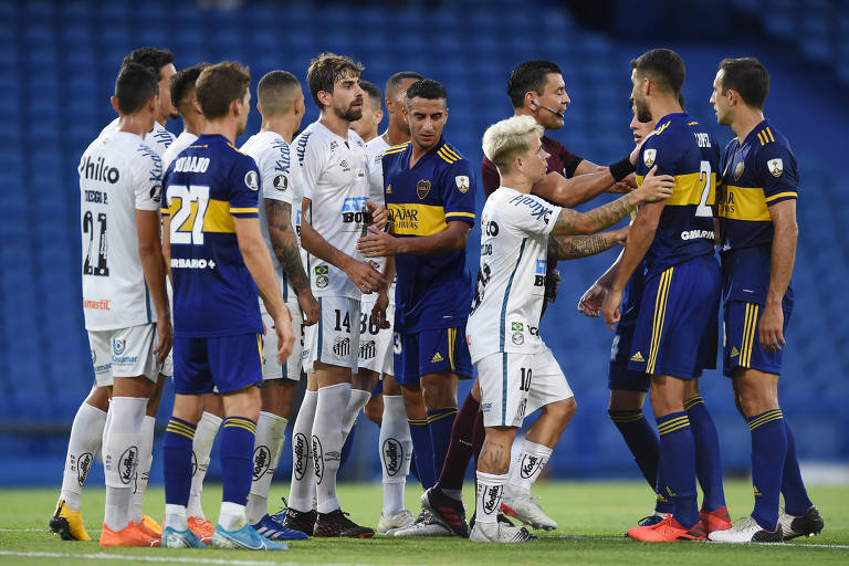 Jogadores do Boca Juniors e Santos discutem, enquanto arbitragem os separa
