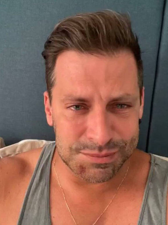 O ator Henri Castelli publicou nas redes sociais que foi agredido em Alagoas, na cidade da Barra de São Miguel, durante as festas de fim ano