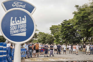 Fehamento da FORD: Funcionarios durante assembleia no estacionamento da fabrica da FORD em Taubate