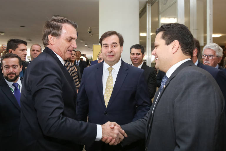 Jair Bolsonaro cumprimenta o presidente do Senado, Davi Alcolumbre, antes da entrega da PEC da nova Previdência Social para Rodrigo Maia