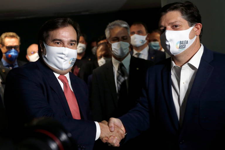 Rodrigo Maia cumprimenta deputado Baleia Rossi, candidato à presidência da Câmara dos Deputados, antes de conferência no Congresso Nacional