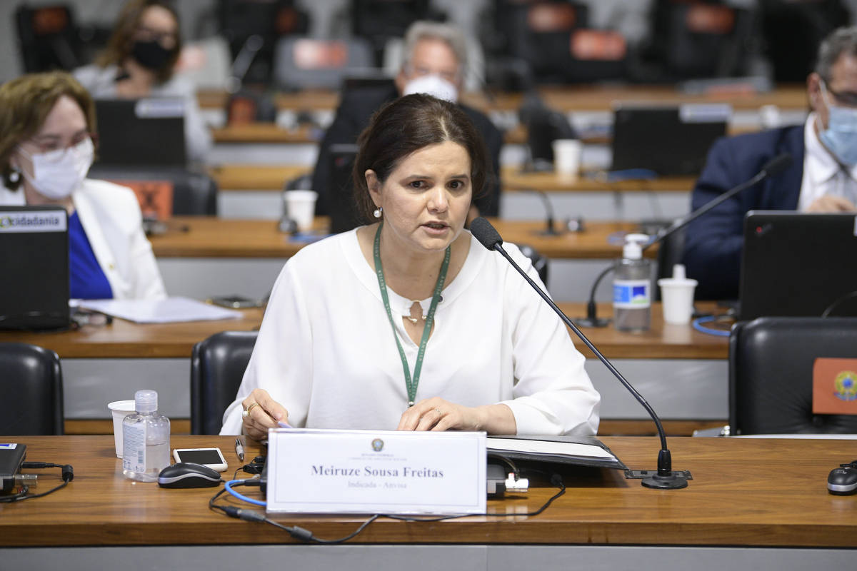 Sucessão na Anvisa embola e ex-diretora ganha força nos bastidores