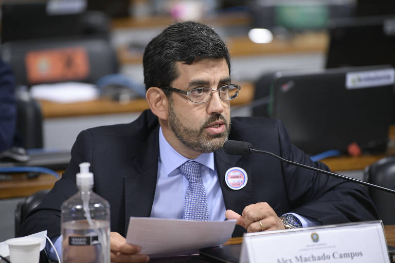 Alex Machado Campos em sabatina para o cargo de diretor da Anvisa, no Senado; ele defende regras adotas pelo governo no controle de fronteiras