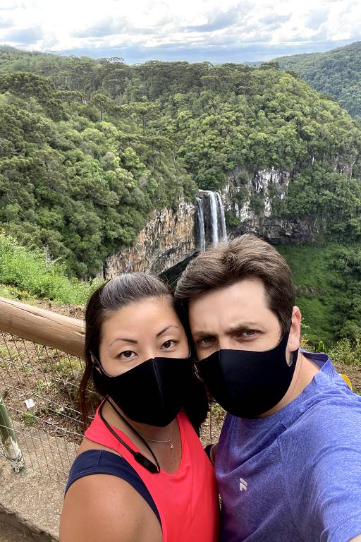 O casal Lauren Hikage e Luis Barrales no parque do Caracol, em Canela