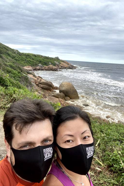  Lauren e Luis em trilha na praia Guarda do Embaú, em Palhoça (SC)