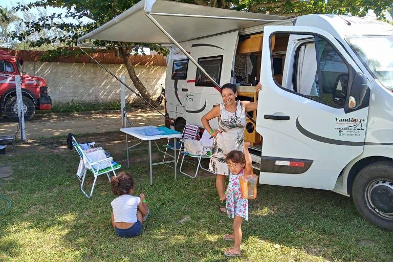 Cláudia, com as filhas, Laura e Lívia, em camping