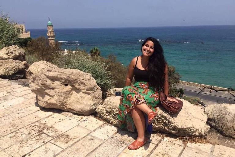 A estudante brasileira Hannah Farbiasz, 26, que recebeu a vacina contra o coronavírus em Israel