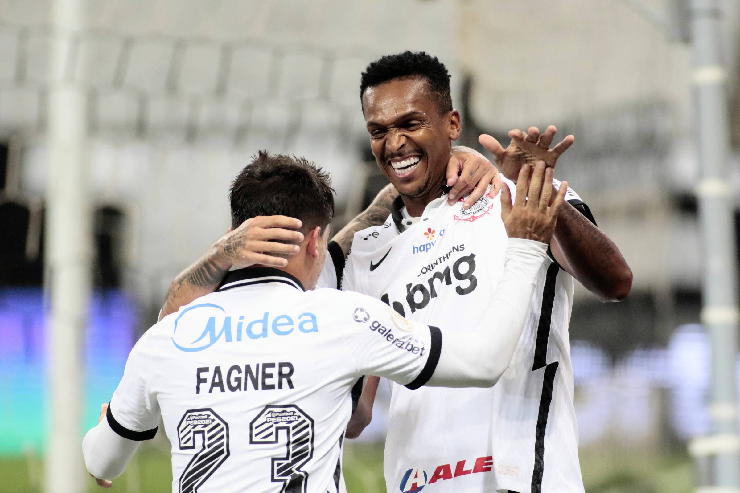 Corinthians goleia Fluminense e entra na briga por vaga na Libertadores