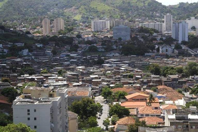 Vista aérea do bairro do Fonseca com casas no horizonte