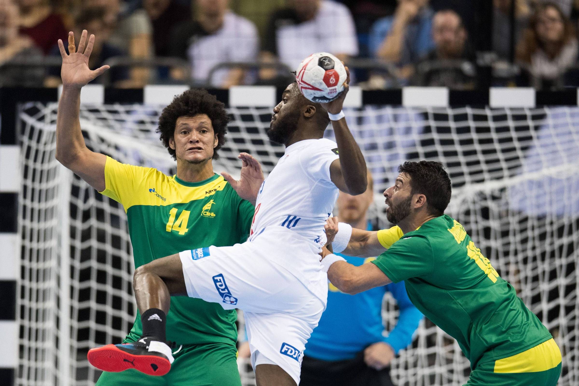 Mesmo desfalcado, Brasil estreia com empate no Mundial de Handebo
