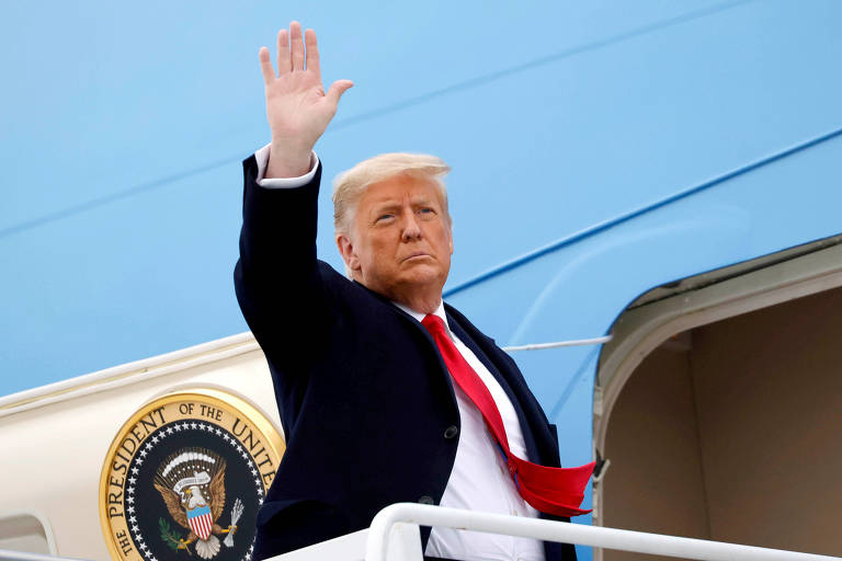 O presidente dos EUA, Donald Trump, acena ao entrar no Air Force One, o avião presidencial, em Harlingen, no Texas