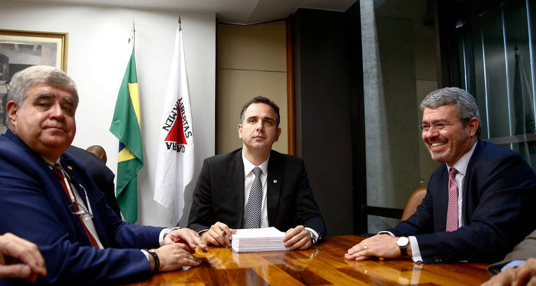 O advogado de Temer, Eduardo Pizarro Carnelos, entrega a defesa do presidente a Pacheco, que presidia a CCJ