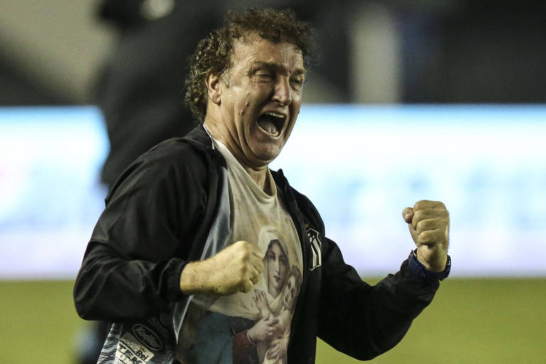 O técnico Cuca comemora a vitória do Santos sobre o Grêmio na Vila Belmiro