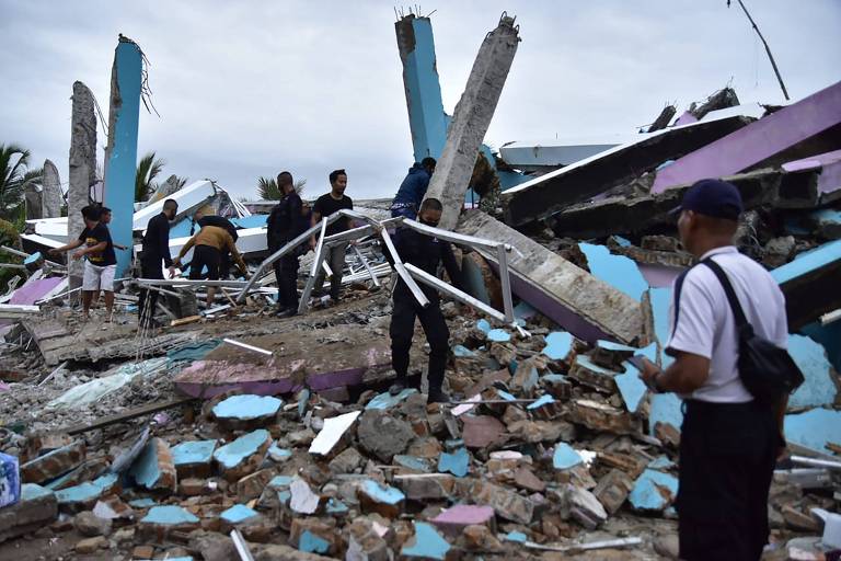 Terremoto deixa ao menos 42 mortos e 15 mil desabrigados na Indonésia