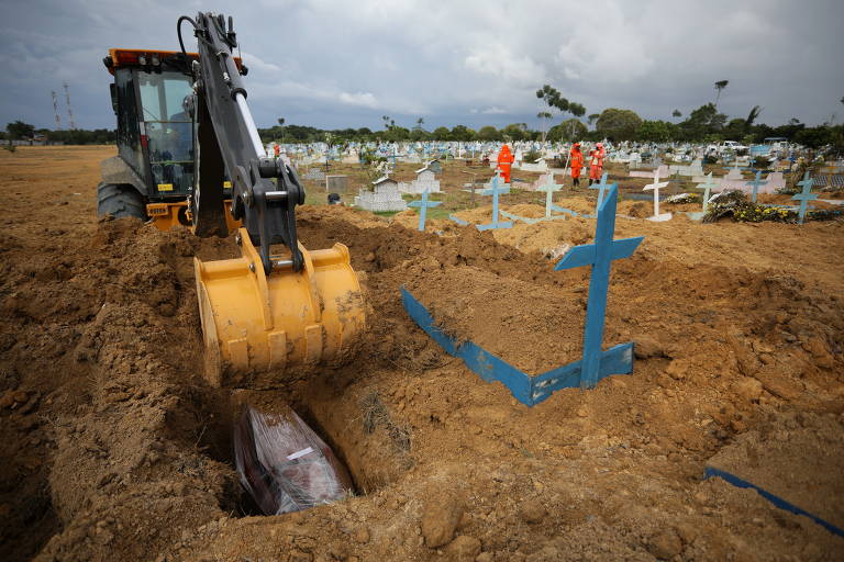 Trator enterra João Castro, 64, indígena da etnia Satere Mawe, após morte por Covid-19, no cemitério do Parque Taruma, em Manaus