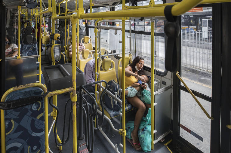 Número de passageiros no transporte publico no país cai devido à pandemia e afeta o setor; passageiros aguardam partida de ônibus no Terminal  Parque Dom Pedro II