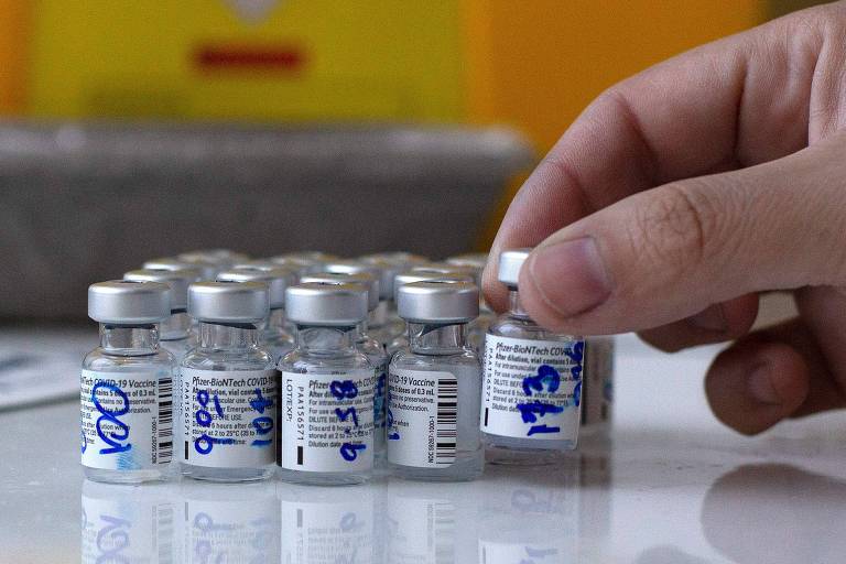 Frascos com a vacina contra o coronavírus fabricada pela Pfizer, em hospital de Santiago, no Chile