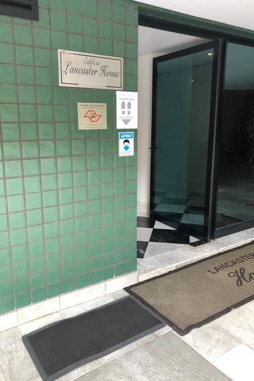 Tapete sanitizante, que desinfeta sola de sapatos, em condomínio na zona sul de São Paulo