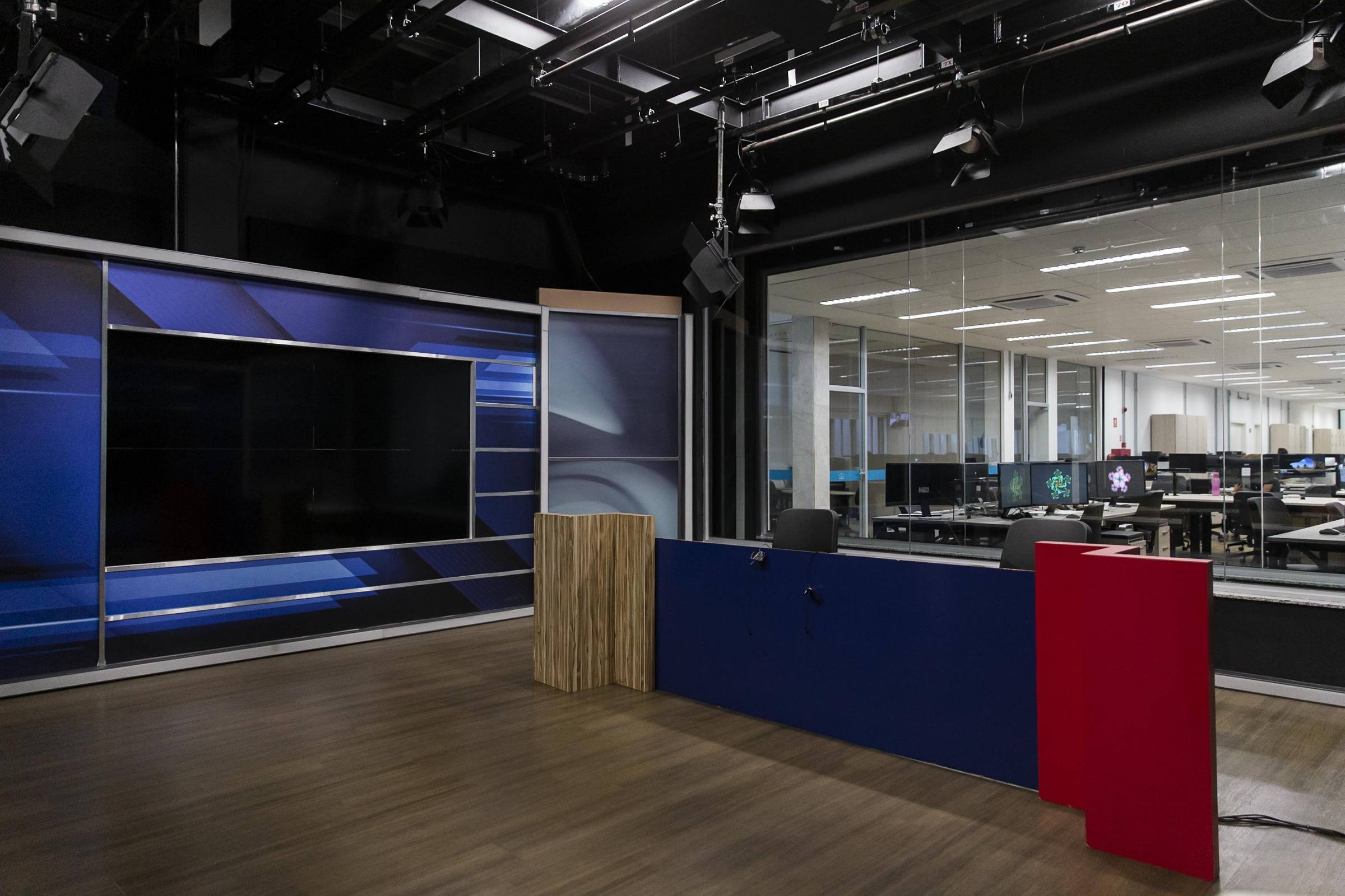 Funcionários que fazem a TV Alesp estão sem receber salário