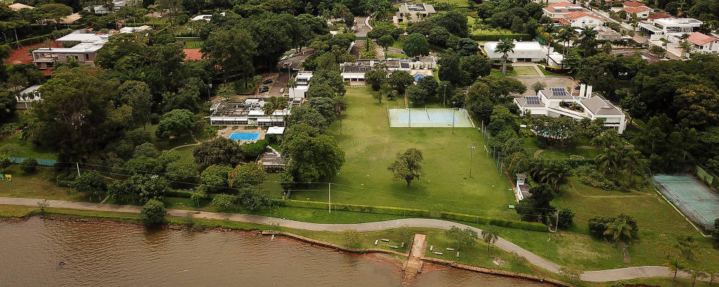 Imagem aérea mostra região de mansões com áreas verdes em Brasília