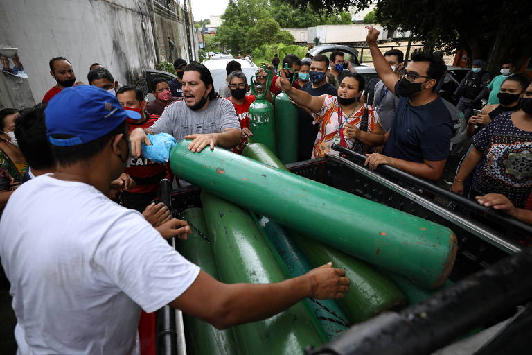 Pessoas tentam comprar cilindros de oxigênio em Manaus