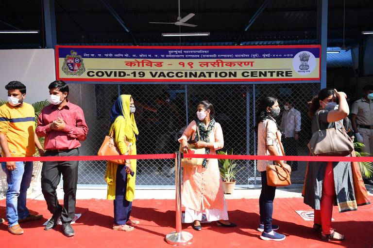 Fila em centro de vacinação de Mumbai neste sábado (16)