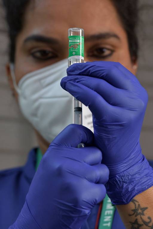 Em hospital de Bangalore, enfermeira prepara dose do imunizante da AstraZeneca, que o governo Jair Bolsonaro não conseguiu trazer ao Brasil com antecedência