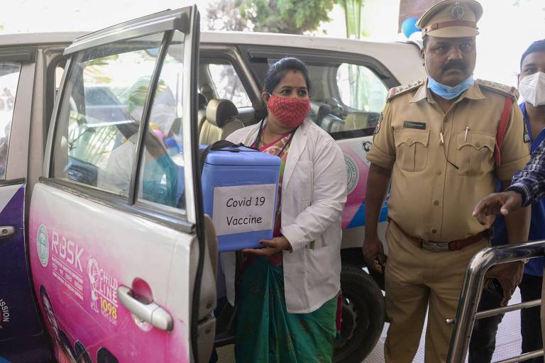 Caixa refrigerada com vacinas chega ao hospital King Koti, em Hyderabad, para a campanha de vacinação