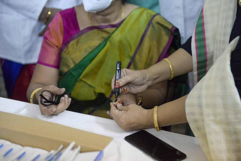 Indiana tem seu dedo marcado para registrar que já foi vacinada contra a Covid em hospital de Hyderabad