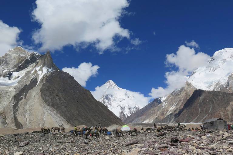 Time de alpinistas nepaleses acampa próximo ao K2, no Paquistão