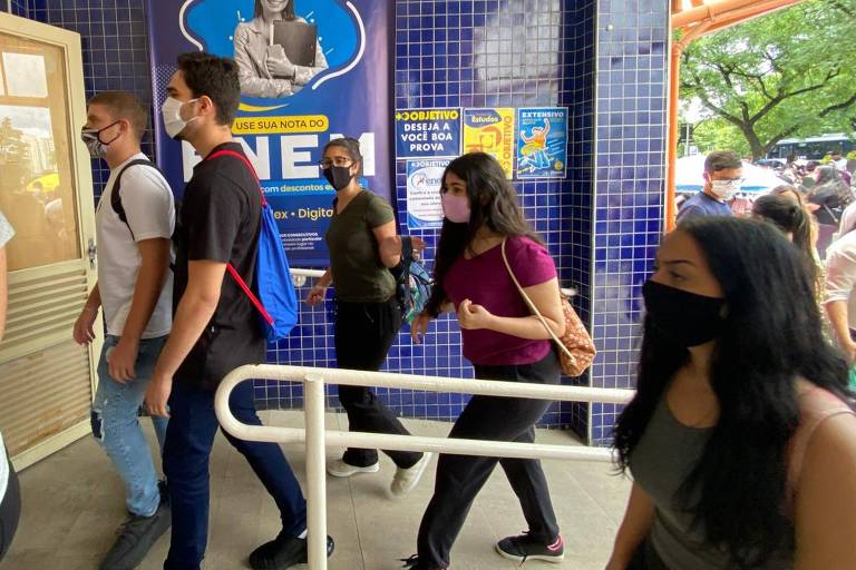  Estudantes chegam à Unip Barra Fundapara a prova do Enem 2020, adiado para janeiro de 2021 por causa da pandemia. 