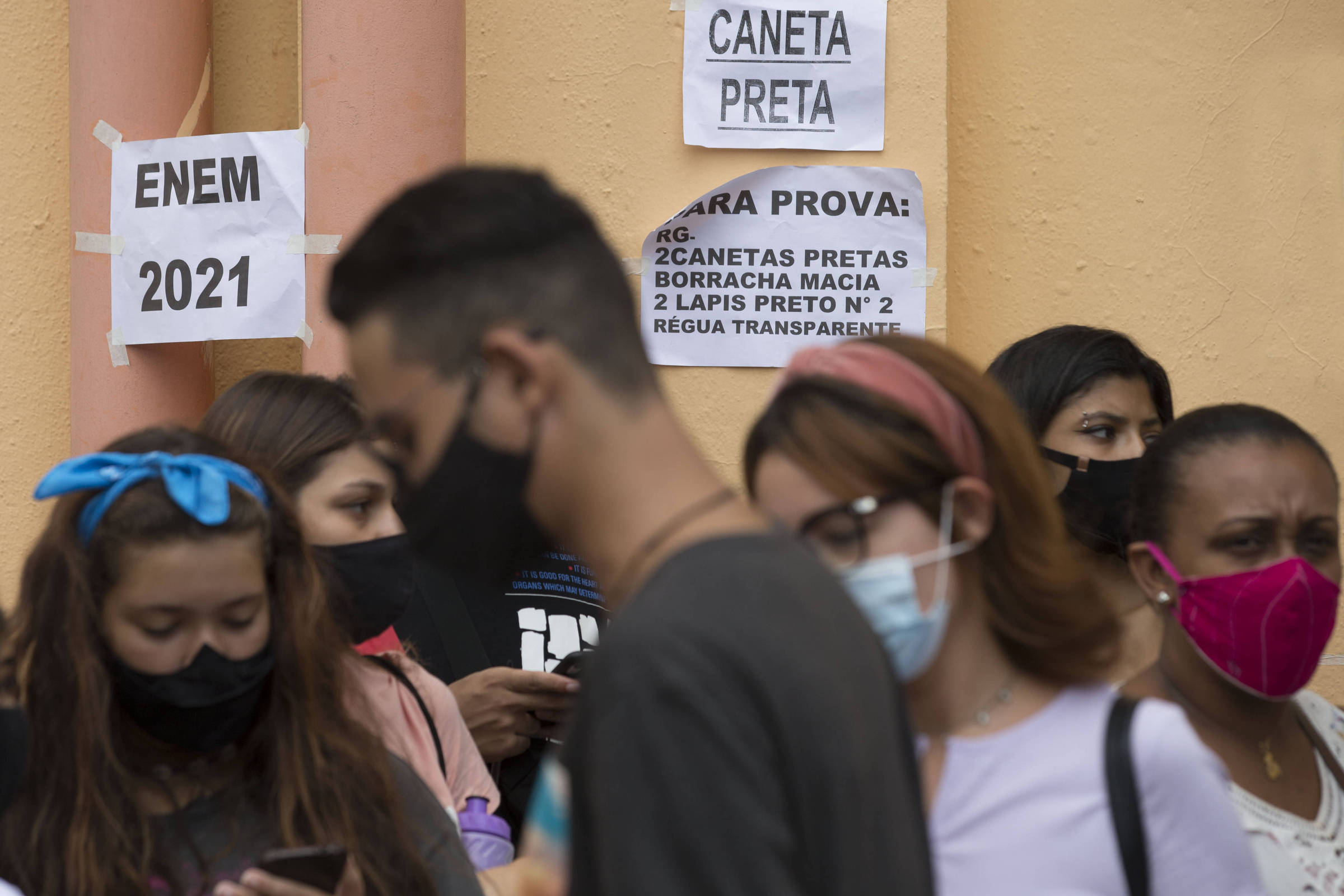 Pedindo revisão das notas do Enem, estudantes são bloqueados pelo ministro  da Educação