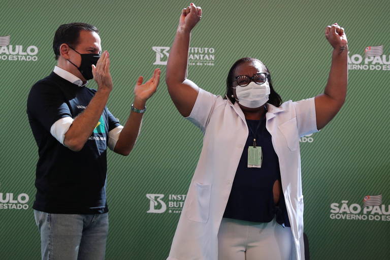 Doria aplaude a enfermeira Mônica Calazans, primeira pessoa vacinada com a Coronavac no país