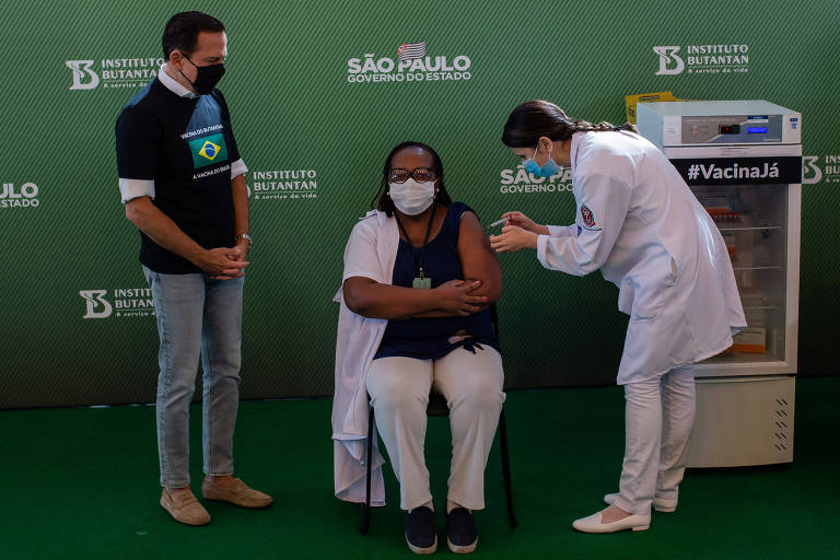 O governador de São Paulo, João Doria, durante vacinação da enfermeira Monica Calazans, a primeira brasileira vacinada