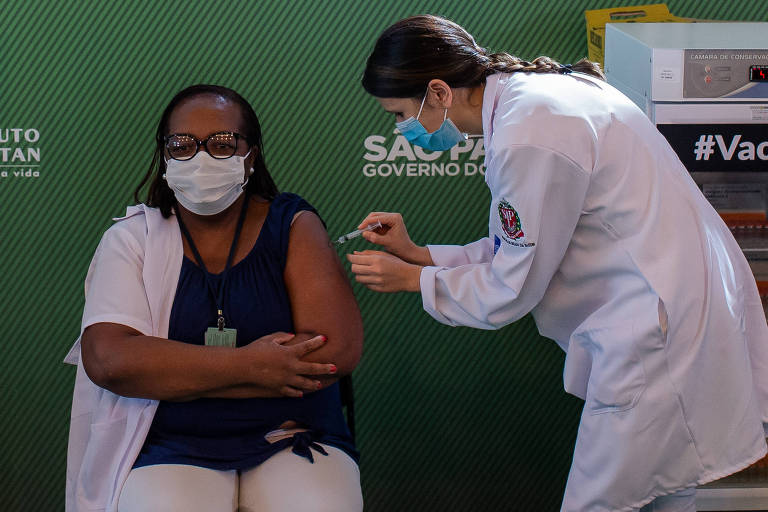 A enfermeira do hospital Emilio Ribas, Monica Calazans, é a primeira brasileira a ser vacinada pela Coronavac