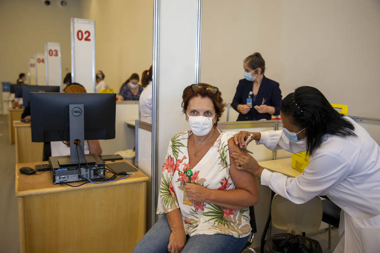 Segundo Eloisa Bonfá, diretora Clínica do HC, 400 funcionários serão imunizados hoje.
