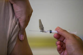 Inicio da vacinação de profissionais no Hospital das Clínicas, em SP