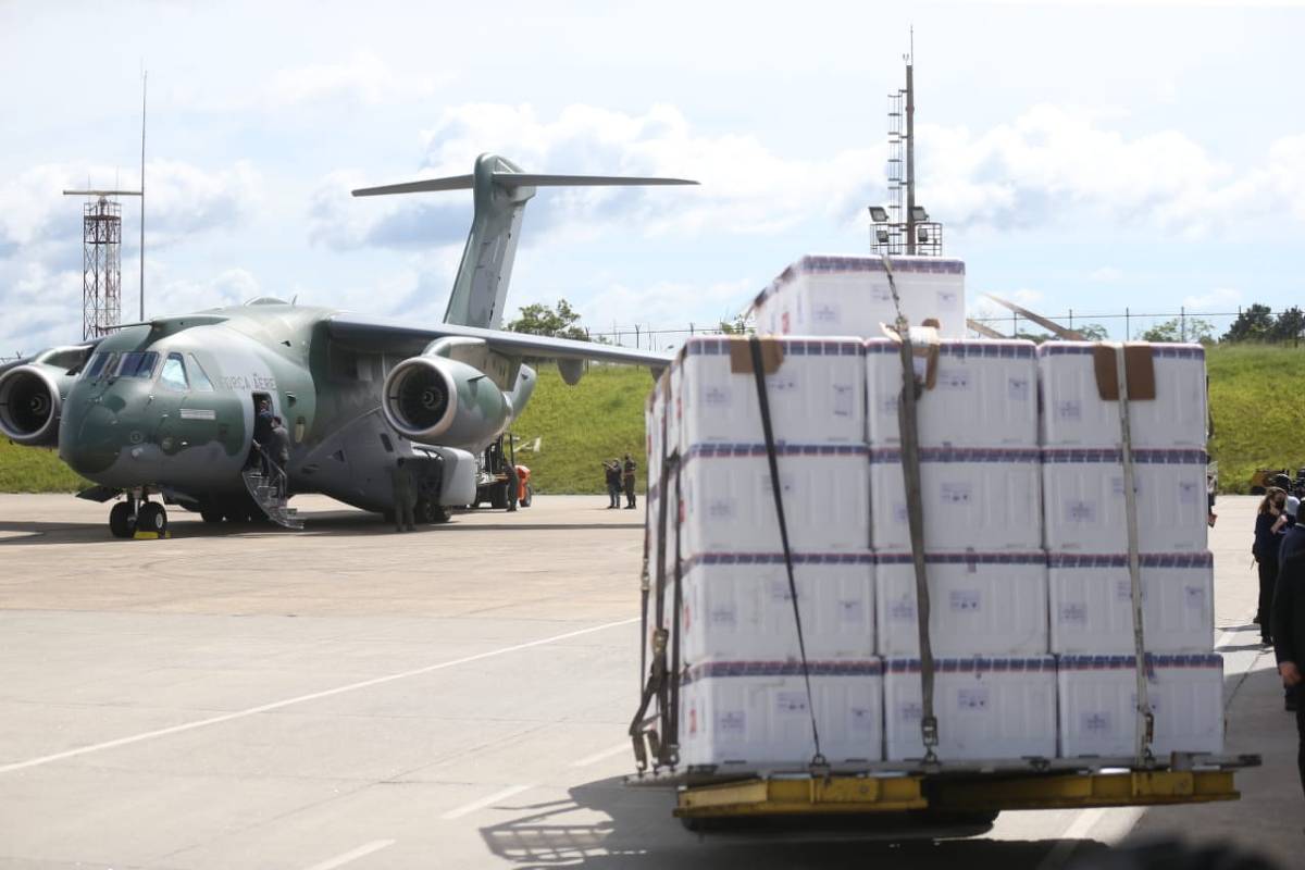 Ministério da Saúde faz confusão com voos, deixa autoridades esperando nos aeroportos e atrasa vacinação nos estados