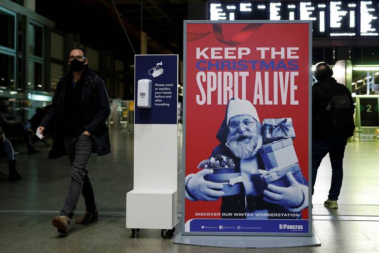 Cartaz de Natal em frente à estação de trem de St Pancreas, em Londres, em novembro, quando Boris Johnson anunciava que poderia relaxar restrições; uma nova variante trouxe na verdade novo confinamento

